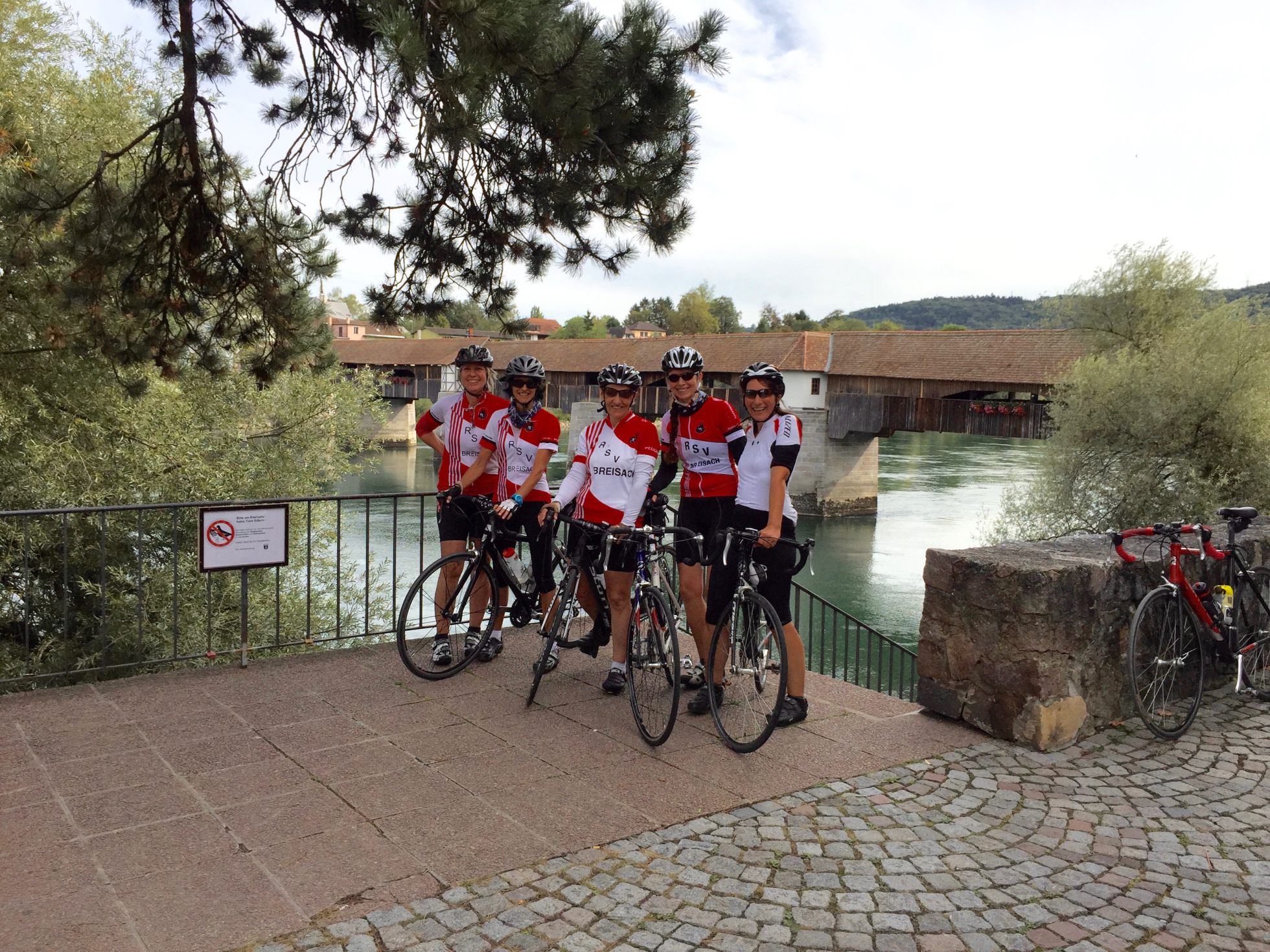 Sechs Radsportlerinnen bei einer Tourpause